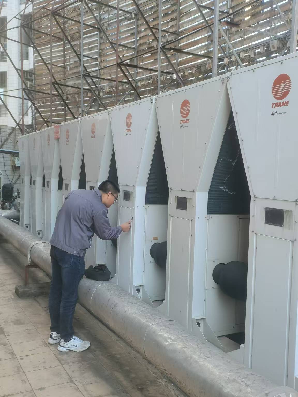 特靈模塊式風(fēng)冷冷水（熱泵）機組維護保養-福建省省安恒業(yè)工程有限公司